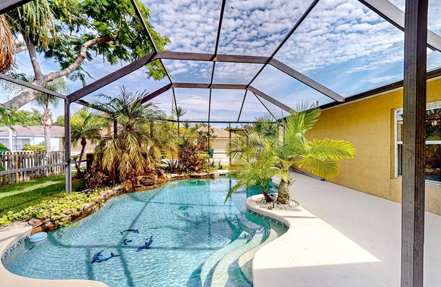 Charming home with private pool & lanai - centrally located