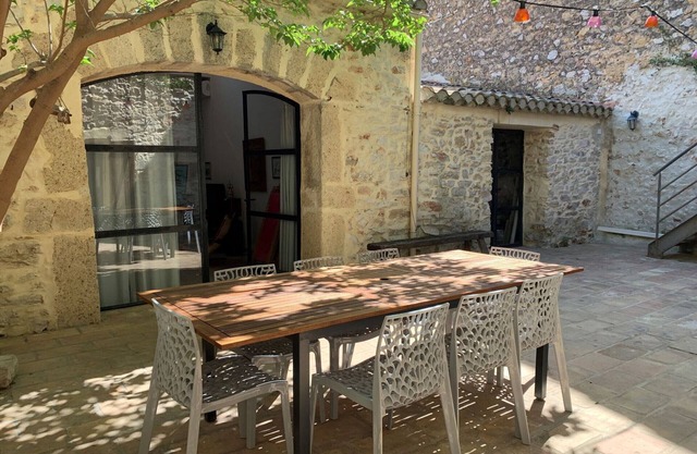 Casa con Encanto en el Corazón de Bouzigues, con Patio Privado y Dependencia