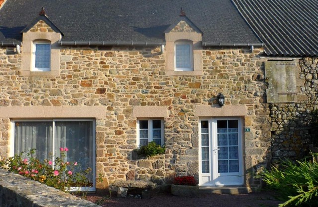 Acogedora casa La Hague: patio cerrado, chimenea, internet, cerca de pintorescos pueblos