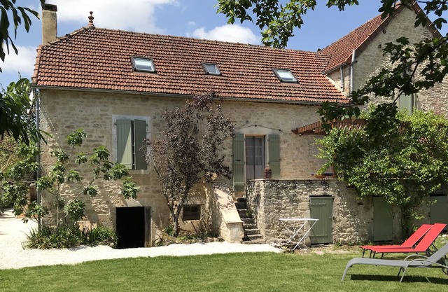 Charming house on property with swimming pool and jacuzzi