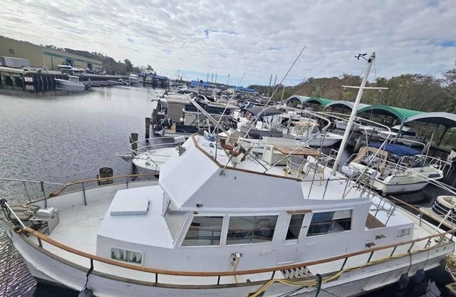 Charming houseboat in pleasant Sanford with WiFi, AC