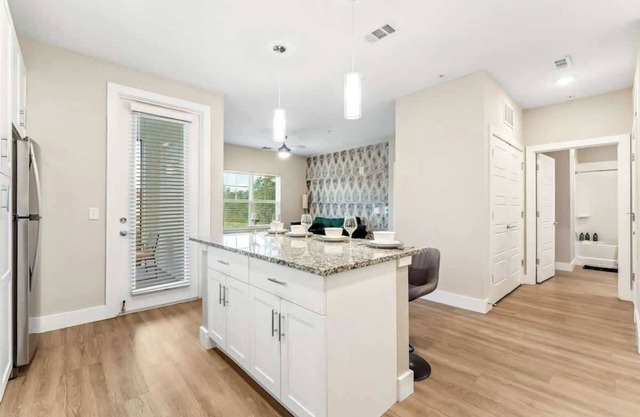 Charming King Suite, Near Universal & Pet-Friendly