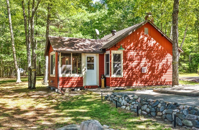 Charming, lakefront home with a gas fireplace, docks, firepit, & full kitchen