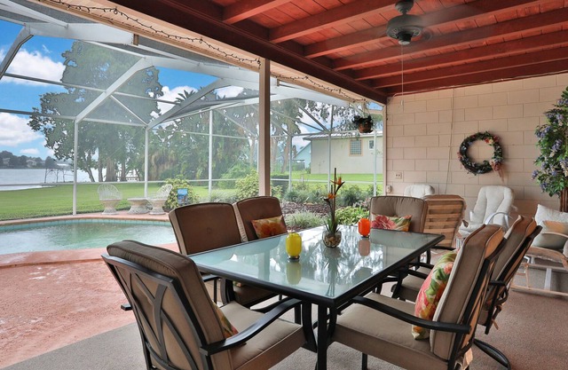 Charming Lakefront Pool Home - 5 Min to Legoland!