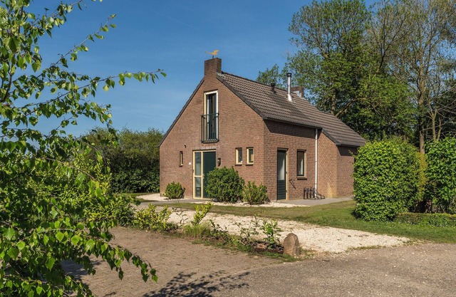 Encantadora escapada junto al lago con comodidad moderna y vistas al agua impresionantes. Perfecta para un retiro pacífico o una escapada romántica.