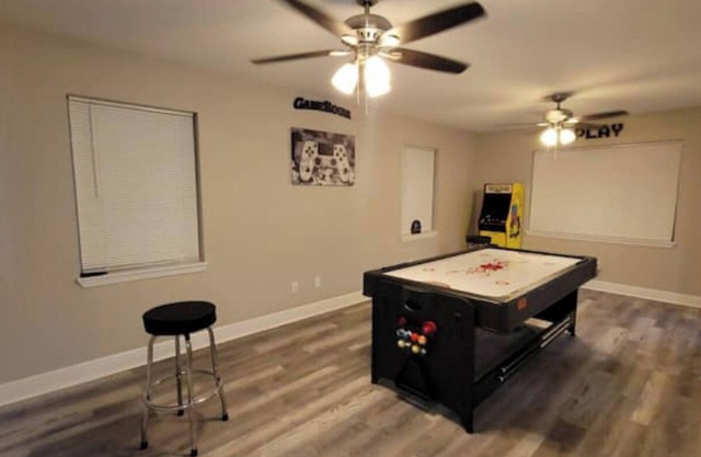 Charming Lakeview 3-bedroom townhome w King bed in New Orleans w/ gameroom, WIFI