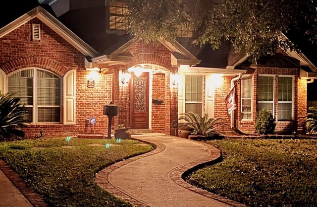 Charming large 4-bedroom house with movie room in vibrant New Orleans!
