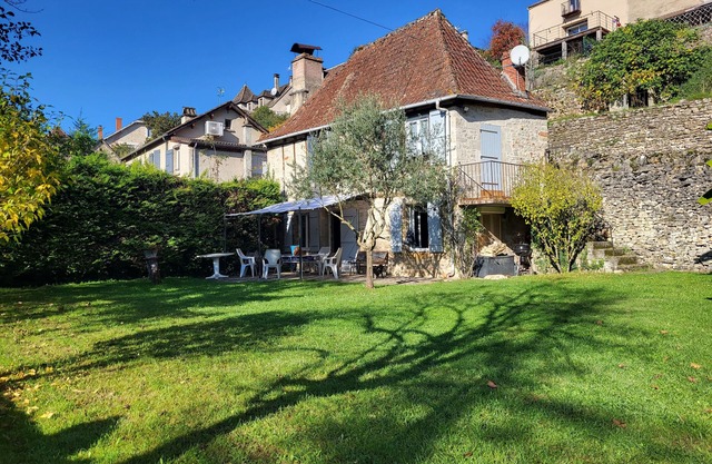 ENCANTO POCA CASA EN LOTE EN PIEDRA Y PERNO