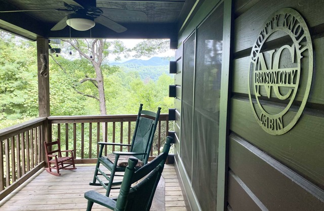 CHARMING LOG CABIN..Views..Secluded..Hot Tub..Game Room..Fire Pit..Close to Town