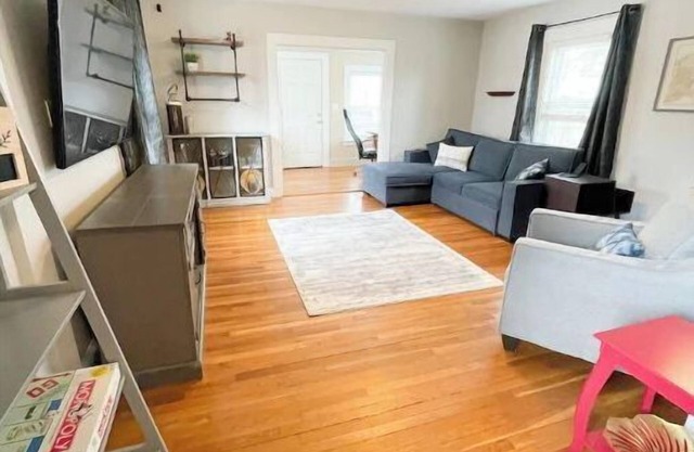 Charming New England Colonial !!!