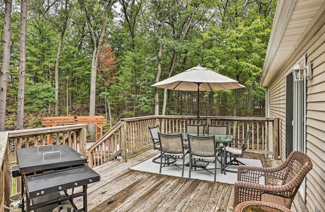 Charming Pentwater Home w/ Fire Pit & Yard!