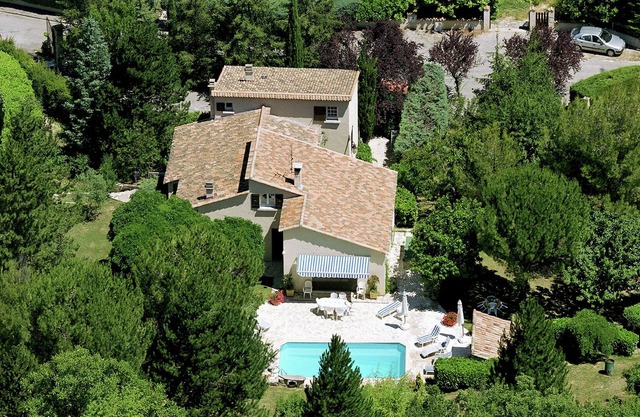 Encantadora villa provenzal con piscina privada y vista panorámica.