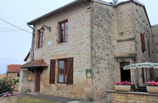 Gîte indépendant restauré avec cour close et terrain, proche de la Mairie de Ferrière-et-Lafolie