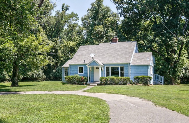 Retiro de cabañas remodelado con encanto de los años 30 - Conveniencia de la ciudad en un entorno campestre