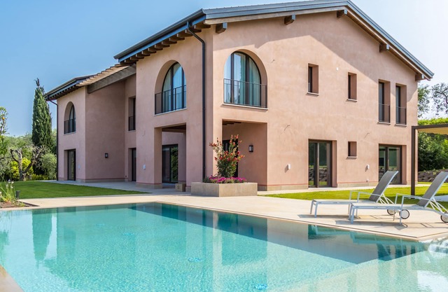 Villa de lujo con magníficas vistas al lago de Garda, parque y piscina privada