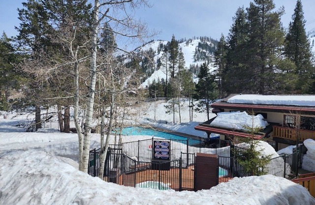 Charming resort in Olympic valley, CA. walking distance to Palisades Tahoe ski