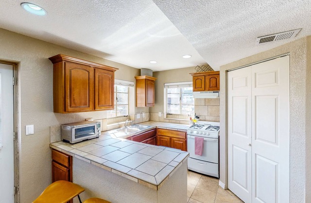 Charming Retreat - Central Location - Dog-Friendly