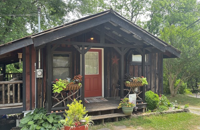 Charming retreat near the river and downtown Dillsboro.
