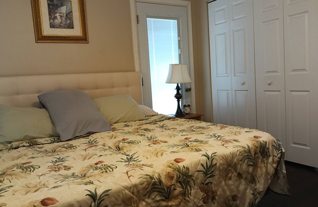 Charming Room- Studio with AC and WiFi in soothing Lakeland