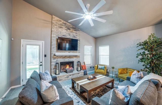 Charming Royal Casa with KING BED in North Central SA with FIRE PIT