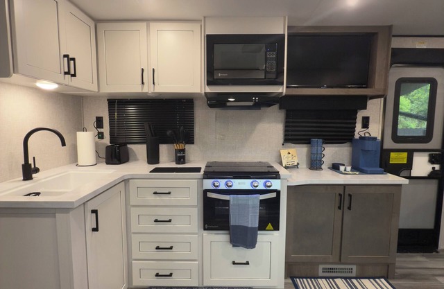 Charming RV with AC in Spring Hill - Perfect for a getaway