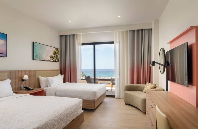 Charming Seaside Room with Gorgeous Ocean Views – Relax and Unwind