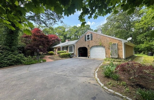 Charming, Semi-Secluded 4-bed house near bike path, beach in beautiful Falmouth