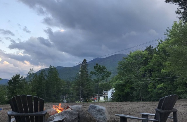 Encantadora casa pequeña con impresionantes vistas de la montaña Whiteface. Nueva construcción