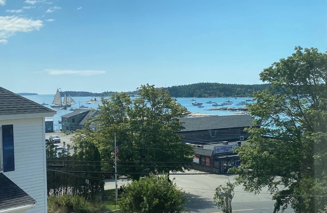 Charming Spacious 2-bed Duplex, Water View in beautiful Stonington with AC, WiFi