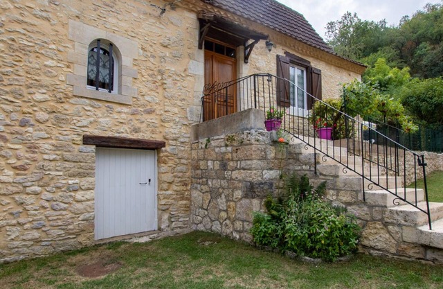 Casa de piedra con jardín, cerca de la Grotte de Tourtoirac y Château de Hautefort.