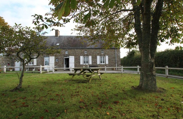 Casa de piedra cerca del mar con jardín y BBQ
