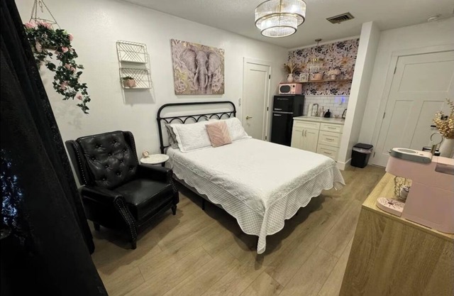 Charming Studio apartment near The Villages with private yard