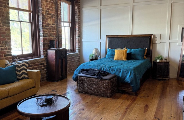 Charming studio apartment , free parking, WiFi in historic downtown Mobile