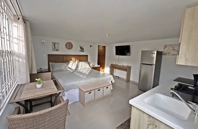 Charming studio in quiet, adorable location in Christ Church with WiFi, AC & TV
