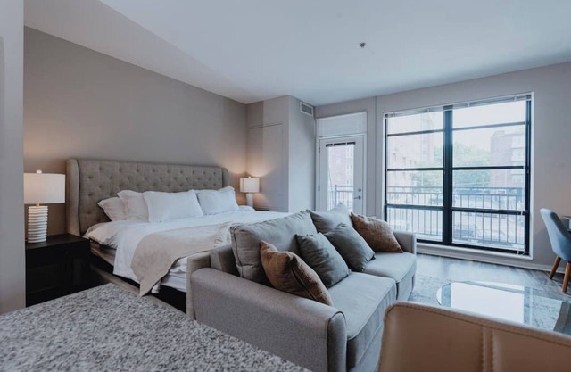 Charming Studio King Bed & Pool St Louis