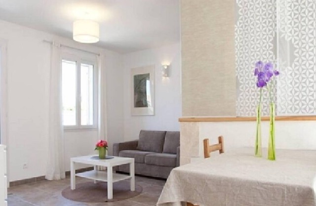 Estudio encantador, tranquilo, patio, 2-4p