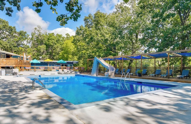 Charming Studio w/ Pool & Table Rock Lake Access!