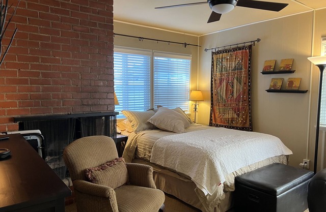 Charming Studio w/ Fireplace & Kitchen — Steps to Sand