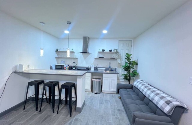 Charming studio with WiFi and AC in brilliant Near Downtown!