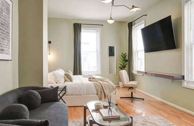 Charming Studio w/King Bed in Washington Square