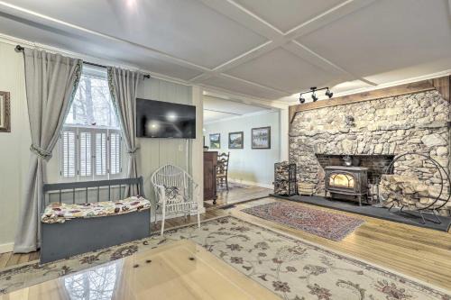 Charming Sutton Cottage Walk to Lake and Farm!