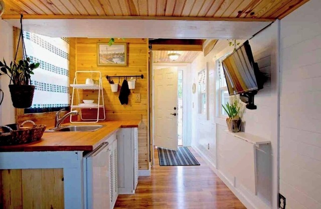 Charming Tiny house cottage in Jacksonville with private yard and self check in