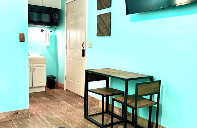 Charming tiny house right off 95; rural paradise next to equestrian center