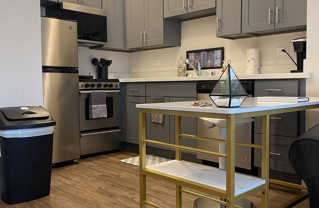 Charming Top Floor Condo w/ Convenient Freeway Access
