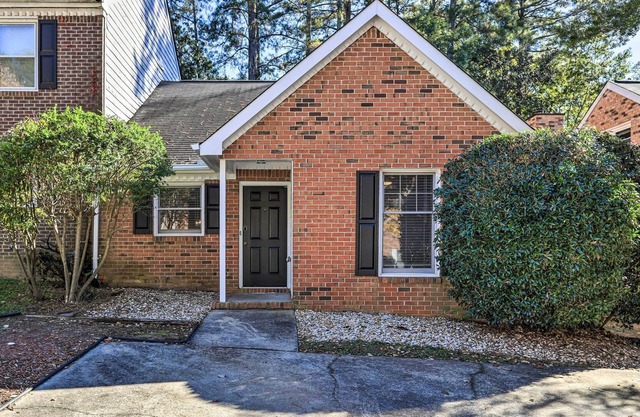 Charming Townhome w/ Yard ~ 25 Mi to Dtwn ATL