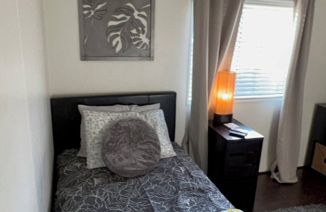 Charming Twin room next the The Clairmont Colleges Cal Poly Pomona