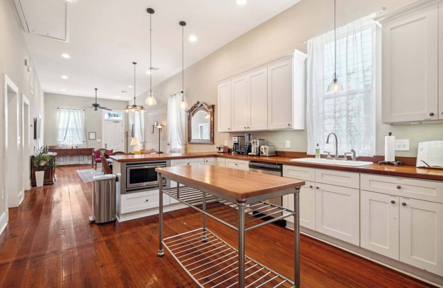 Charming Victorian House w Heated Pool 4br|2ba