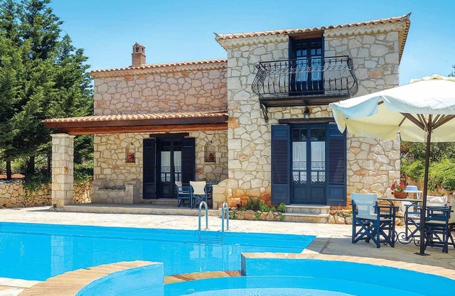 Una villa oasis tranquila para unas vacaciones relajadas: la piscina y el patio aprovechan al máximo las excelentes vistas