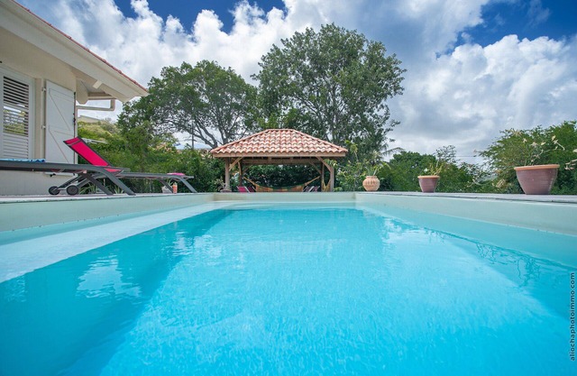 Encantadora villa con piscina privada y jardín.