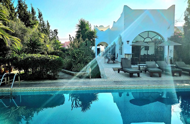 VILLA DE ALTO STANDING CON PISCINA, JARDÍN Y WIFI.